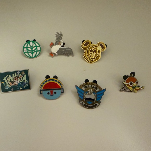 Disney Pin Set - Picture 2 of 6